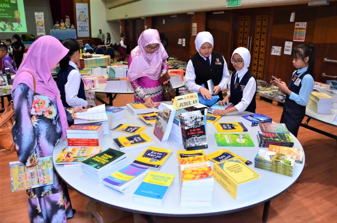 MEMBACA JAMBATAN ILMU… antara guru dan pelajar yang berkunjung ke Pesta buku DBP Sabah. 