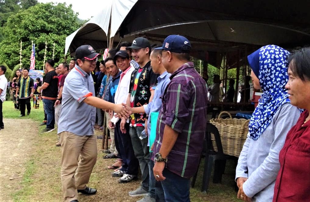 Ewon disambut mesra penduduk Kampung Salinatan.