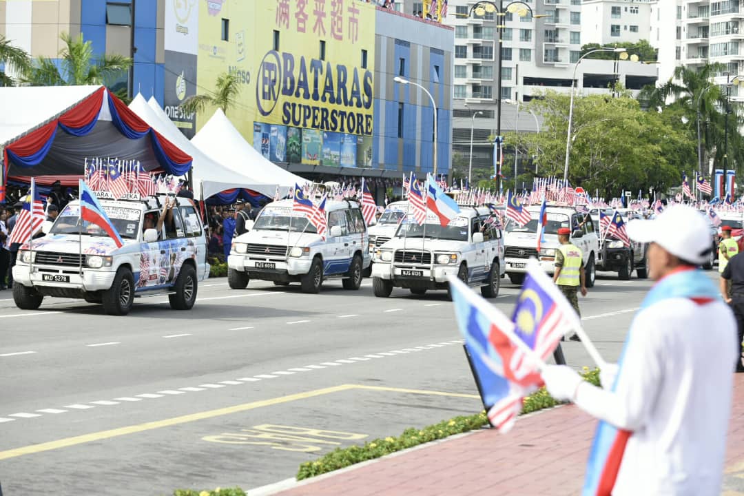 Konvoi Kembara Merdeka Jalur Gemilang Jabatan Penerangan Malaysia turut menyerikan Acara Berjalan Lalu. 