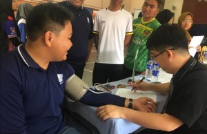 Pelajar menjalani pemeriksaan sebelum menderma darah. 