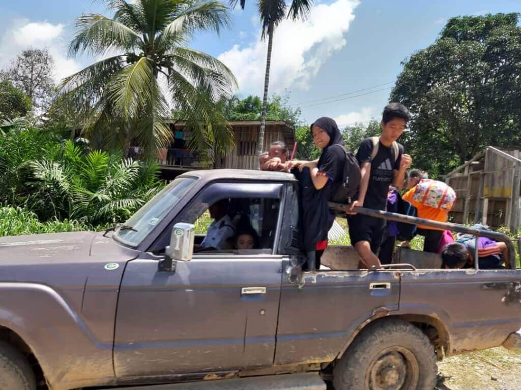 Salah sebuah kenderaan yang digunakan untuk memasuki Kg. Karagasan 