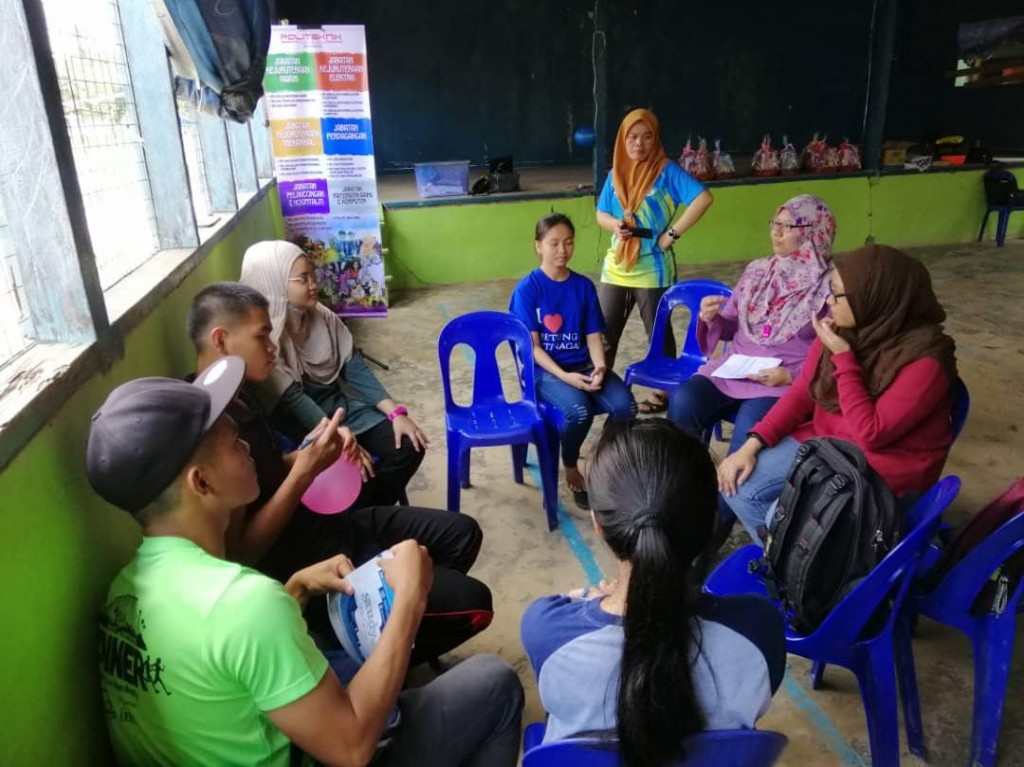 Ninie sedang mengadakan perkongsian dapatan program bersama kumpulan pelajar SMK Ulu Sugut