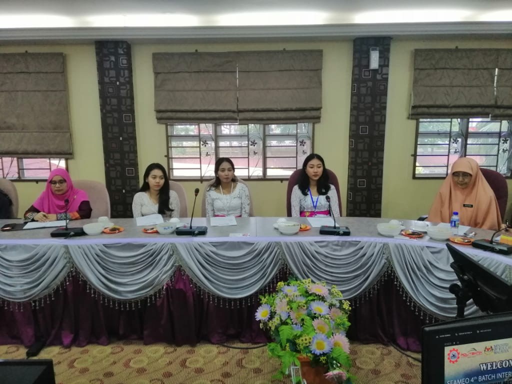 Tiga penuntut Politeknik Bali Indonesia (berpakaian putih) yang terlibat dalam program pertukaran pelajar PMM, di sini.