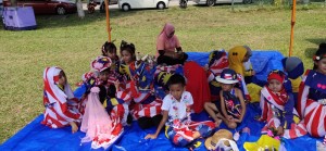 Kanak-kanak mengambil bahagian dalam pertandingan pakaian patriotik