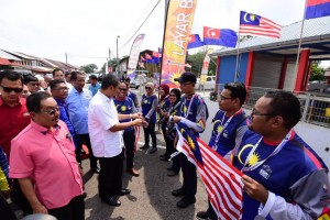 Menteri Besar Johor Datuk Dr Sahruddin Jamal beramah mesra bersama peserta konvoi KMJG 2019 sebaik tiba di Rumah Limas Kundang Ulu.