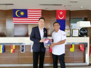 Pengarah Jabatan Penerangan Negeri Johor Zainudin Ismail menyampaikan cenderamata kepada Pengurus Besar Hotel VIP Segamat Abdul Ghani Abdul Rahim berupa baju edisi KMJG 2019 atas kerjasama menyemarakkan Kempen Kibar Jalur Gemilang 2019.