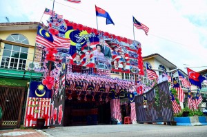 Rumah Kandapan di Bandar Seri Alam, Pasir Gudang yang dihiasi dengan bendera Jalur Gemilang dan poster-poster pemimpin-pemimpin dan tokoh-tokoh terkenal tanah air.
