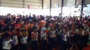 Kemeriahan sambutan oleh warga Sekolah, Persatuan Ibu Bapa Sekolah Jenis Kebangsaan Cina Kwang Hwa Dungun serta komuniti setempat