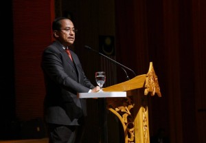 YAB Datuk Seri Dr. Ahmad Samsuri bin Mokhtar, Menteri Besar Terengganu memberikan ucapan