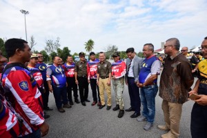 Ketibaan peserta konvoi diketuai Tuan Hj Suwadi disambut YB Senator Datuk Razali Idris