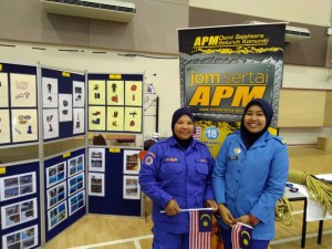 Anggota APM, Siti Rozita bersama Izzuani 