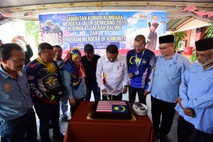Penyelaras Parlimen Baling, Mohamad Taufik memotong kek bagi merasmikan majlis