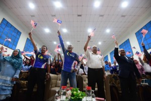 Timbalan Ketua Menteri (2) Pulau Pinang, Prof Dr. Ramasamy A/L Palanisamy dab Dr. Haniff bersama tetamu lain mengibarkan Jalur Gemilang
