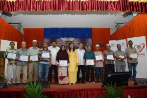10 orang pekebun kecil yang menerima Sijil MSPO