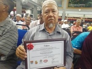 Harun Ahmad, 69 tahun menunjukkan sijil MSPO yang diterima beliau 