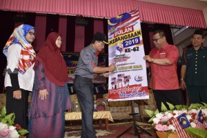 Pengarah Jabatan Penerangan Negeri Terengganu, Azahar Ismail menandatangani gegantung perasmian  Program Pelancaran Bulan Kebangsaan 2019