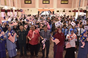 Pengarah Jabatan Penerangan Negeri Terengganu, Azahar Ismail (bertopi) bersama warga SMK Seri Dungun mengibarkan Jalur Gemilang pada Program Pelancaran Bulan Kebangsaan 2019.