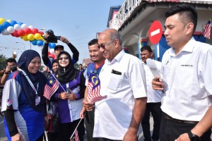 Ketua konvoi, Puan Wan Azizah Wan Omar disambut oleh Timbalan Yang Di-Pertua Dewan Undangan Negeri Pulau Pinang, YB Dr. Amar Pritpal Abdullah
