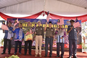 Raja Kamarul Bahrin Shah (tengah) dan Azahar (bersongkok) mengibarkan Jalur Gemilang pada Majlis Pelancaran Bulan Kebangsaan dan Kibar Jalur Gemilang peringkat Jabatan Persekutuan Negeri Terengganu 2019