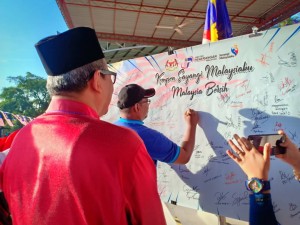 Menandatangani kempen bulan kemerdekaan dengan tema tahun ini Sayangi Malaysiaku: Malaysia Bersih