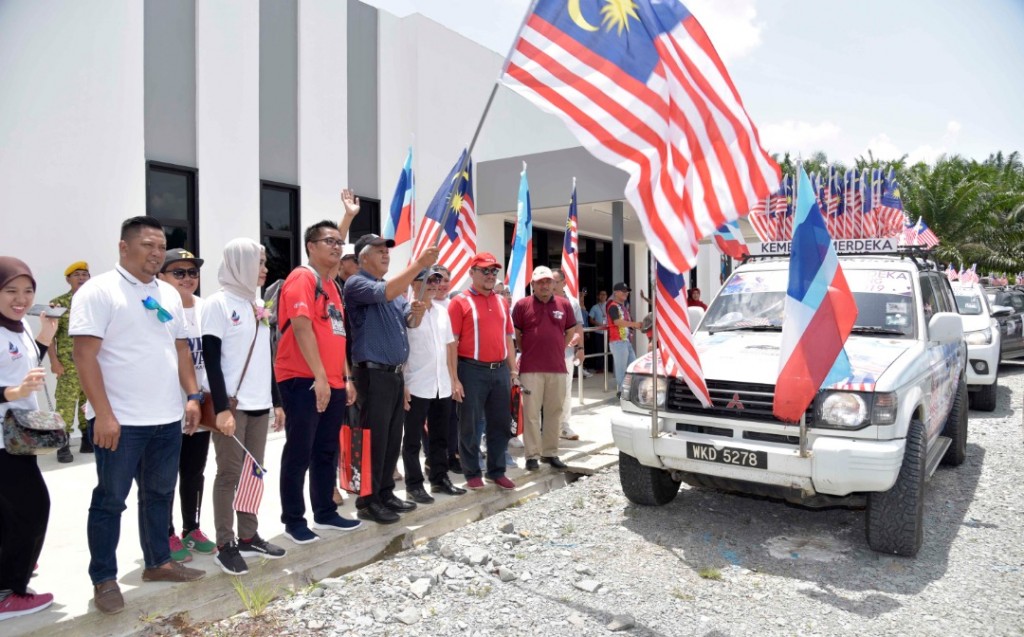 Ma'mun ketika flag off KMJG Sabah di hadapan Pejabat Daerah Kalabakan. 