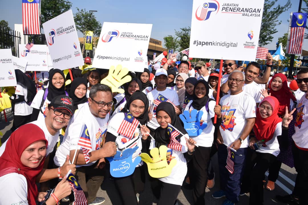 Datuk Mohd Sukari (tengah bertopi) Bersama pegawai dan Aktivis Malaysiaku pada acara tersebut