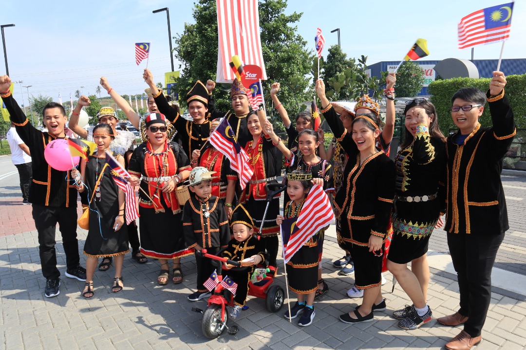 ethnik daripada Sabah dan Sarawak juga hadir lengkap berpakaian tradisi 