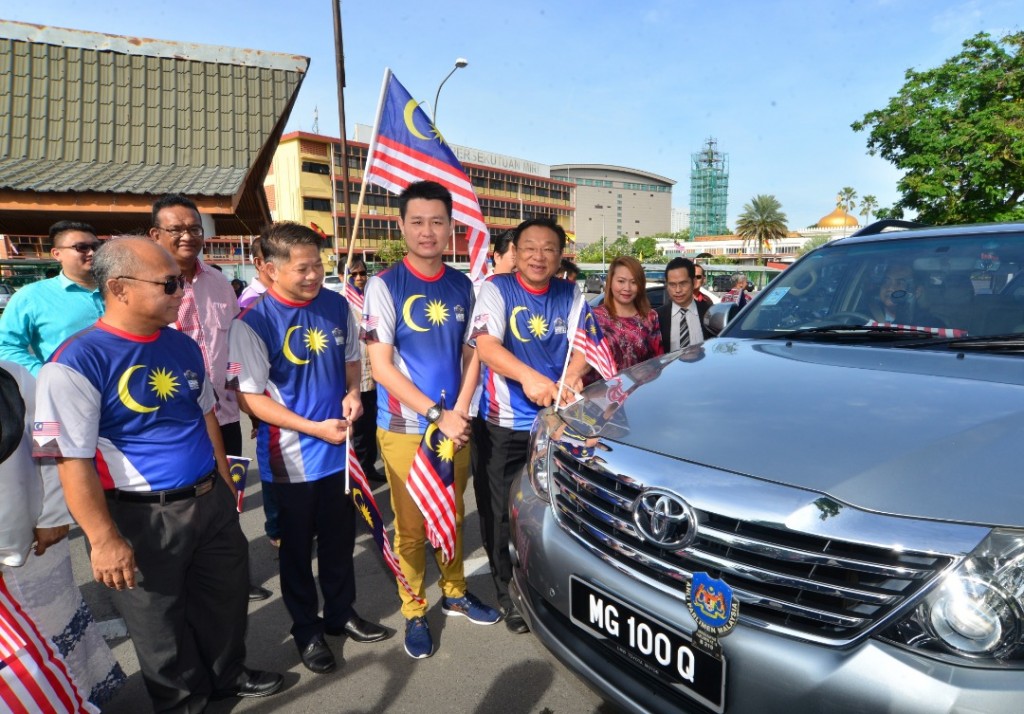 Ahli Parlimen P219 Miri, Dr Micheal Teo bersama Senator Alan Ling dan ADUN N74 Pujut, Dr. Ting  melakukan simbolik memasang Jalur Gemilang di kenderaan pengguna Jalan Kipas Miri