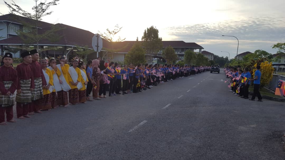 Para pelajar menungu di perkarangan sekolah untuk menyambut kehadiran konvoi Kembara Merdeka di SMK Sedaya