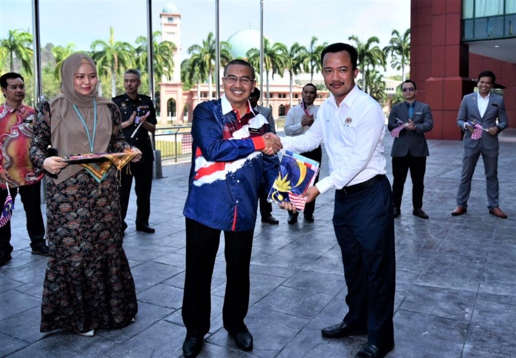 Samsuni menyampaikan Jalur Gemilang kepada Pegawai Kemajuan Negeri, Pejabat Pembangunan Negeri Sabah, Datuk Ruji Ubi. 