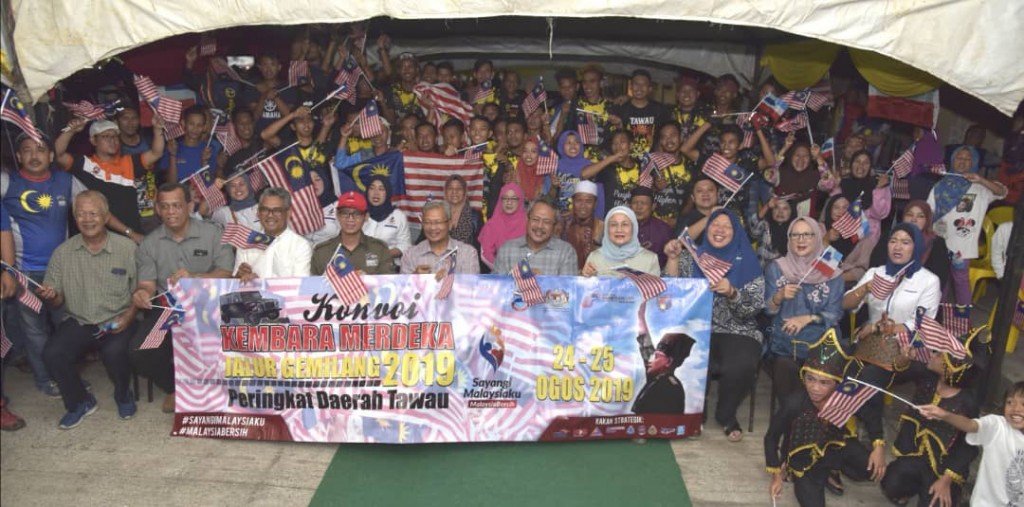 Peserta Konvoi KMJG Sabah bersama masyarakat di Balung, Tawau.
