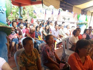 Masyarakat setempat yang hadir mendengar ucapan Pengarah Penerangan Kelantan, Lim Ann Teck