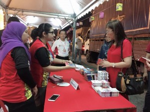 Teresa Kok melawat pameran Pusat Maklumat Rakyat JaPen WPKL.