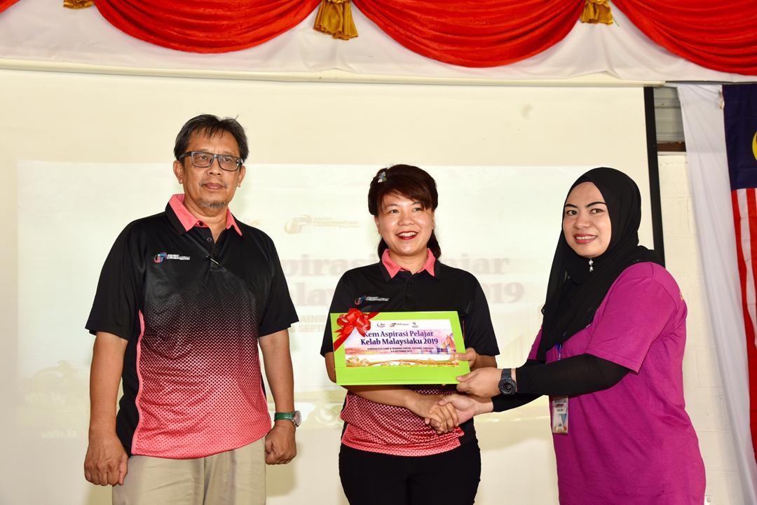 Violet Yong menyamapikan sijil penyertaan kepada Cikgu Siti mewakili para pelajar SMK Matang Jaya, Kuching
