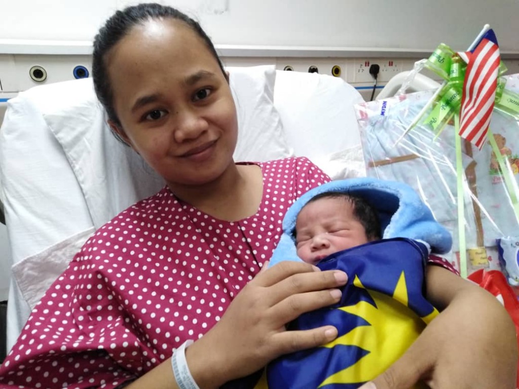 Bayi pertama yang lahir di Hospital Selayang jam 12.20 malam merupakan anak keempat Saiha Rap'odi.