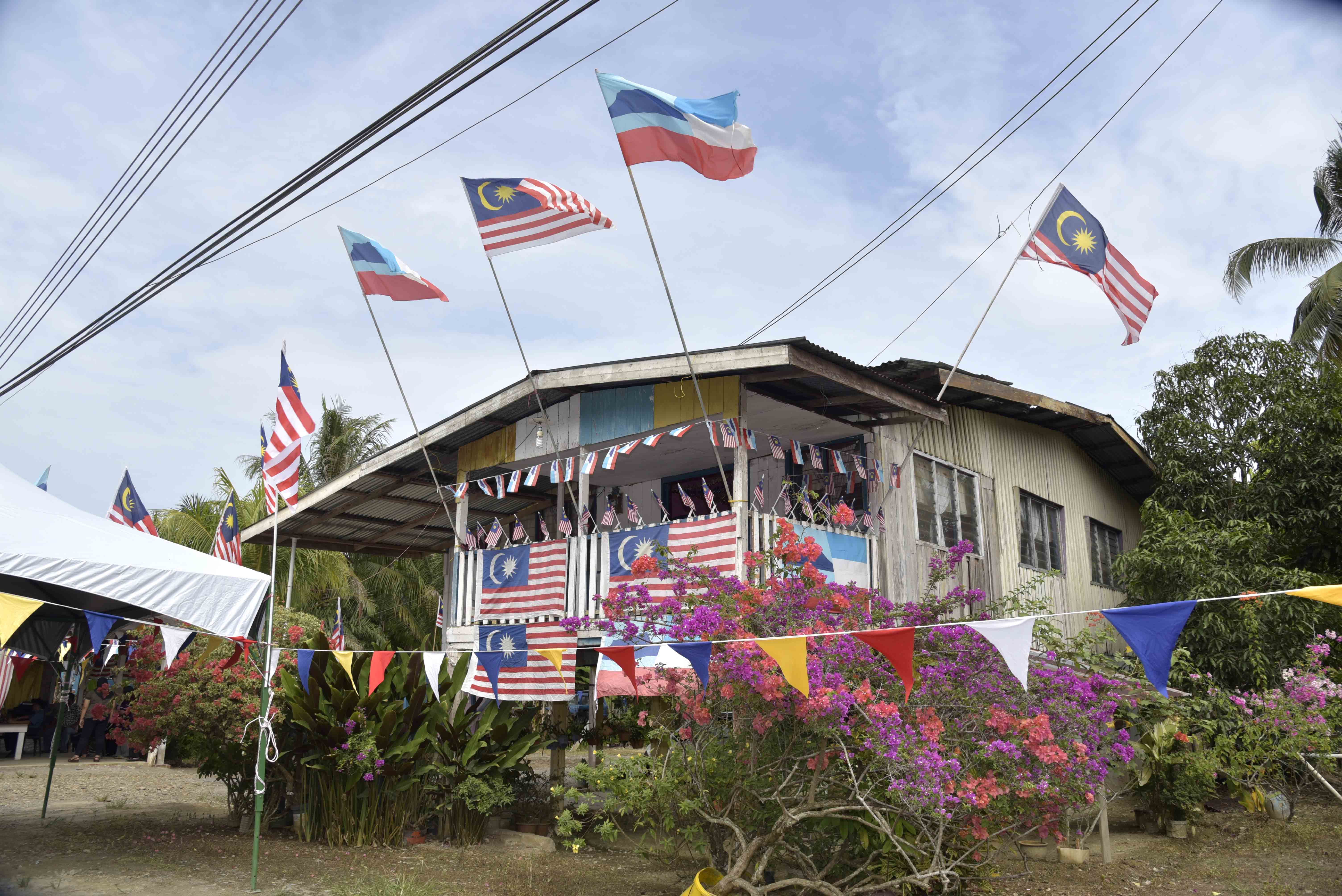 Rumah Jamal yang dipenuhi dengan hiasan bendera. 