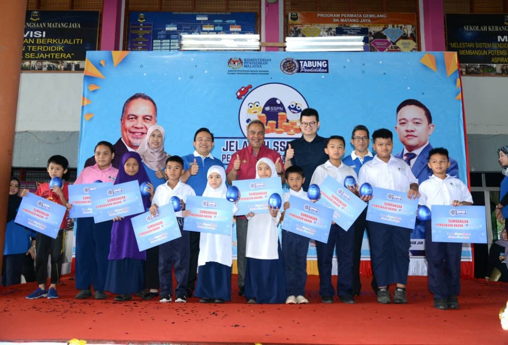 Dato’ Wira Amiruddin merakam kenangan bersama anak-anak asnaf, penerima sumbangan simpanan akaun SSPN-i di SK Matang Jaya