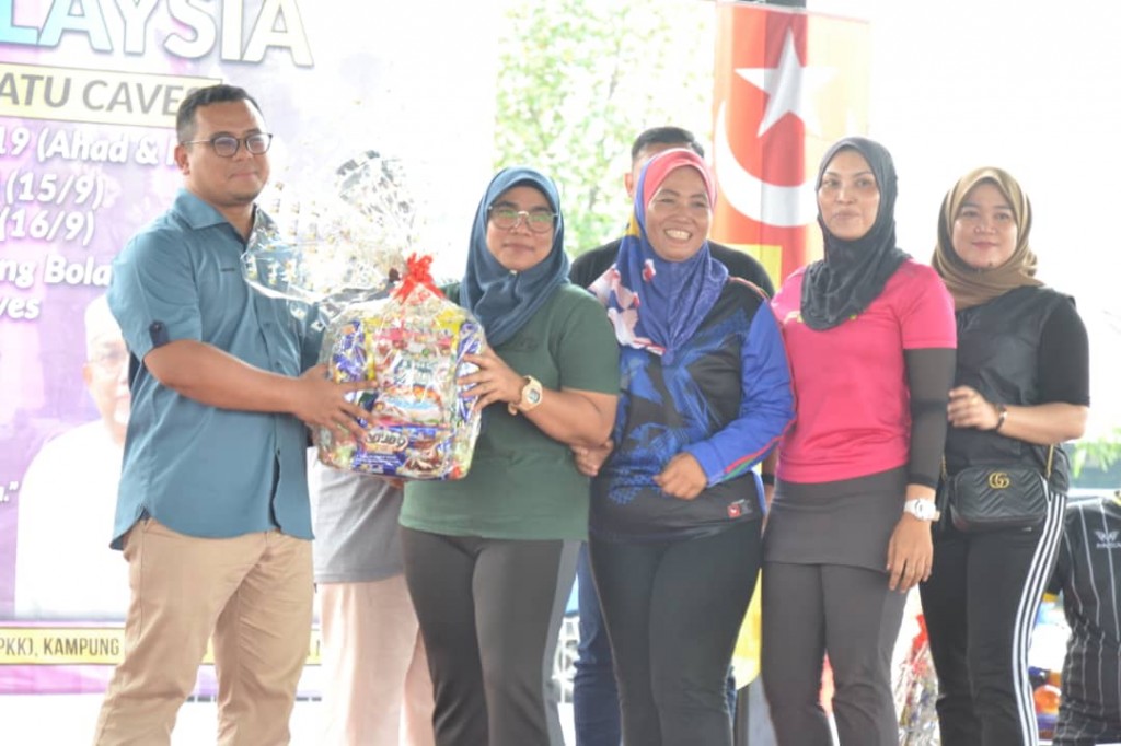 Amirudin menyampaikan hadiah kepada pemenang pertandingan sempena Sambutan Kemerdekaan dan Hari Malaysia peringkat Kampung Baru Batu Caves.