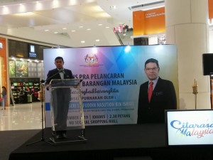 Saifuddin menyeru seluruh rakyat Malaysia untuk membeli barangan buatan tempatan danmenyokong pengusaha-pengusaha tempatan