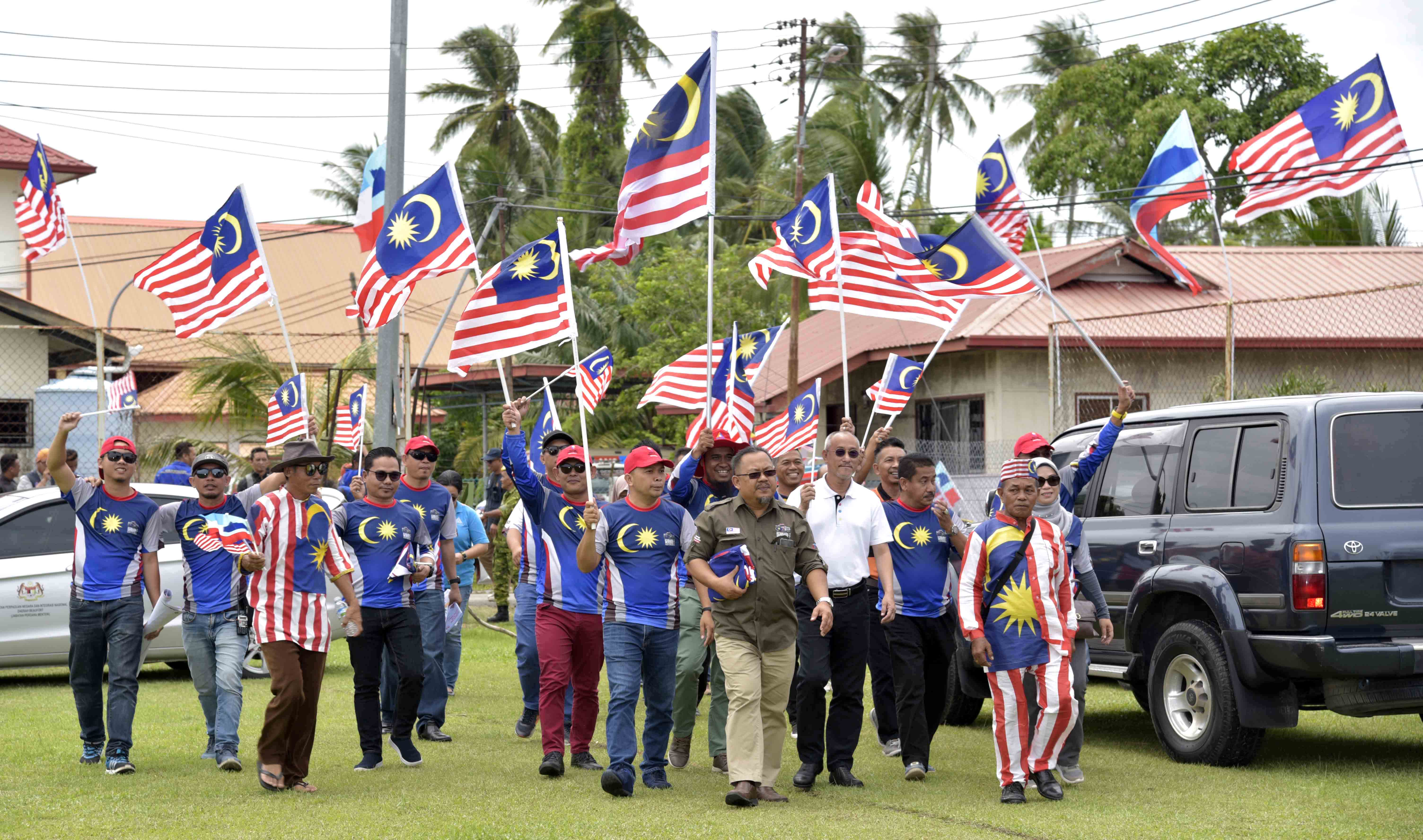 Ketua Konvoi, Zulhanin Hasni mengetuai rombongan KMJG mengedar bendera pada laluan Kota Kinabalu-Sipitang. 