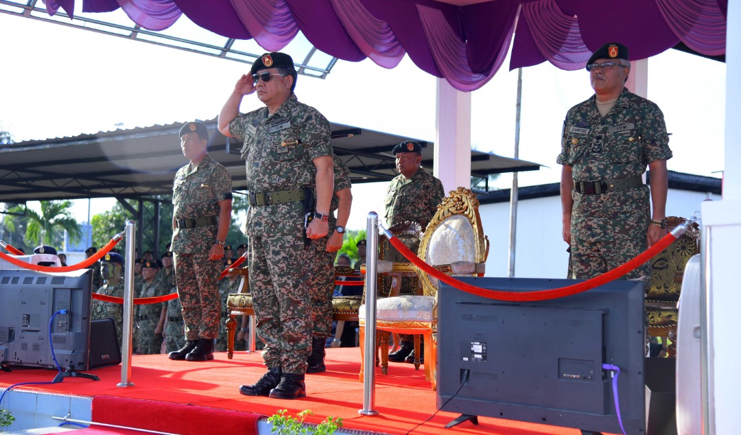 Panglima Tentera Darat, Jeneral Datuk Seri Ahmad Hasbullah Mohd Nawawi menerima tabik hormat kontinjen perbarisan TDM AT 450.