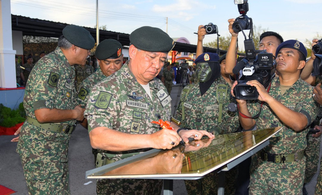 Panglima Tentera Darat menandatangani Plat Paluan Berundur 5 Bgd di Padang Kawat 6 RAD Kem Lok Kawi.