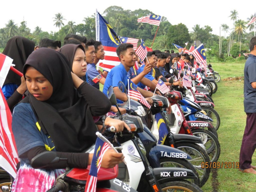 Pertandingan hiasan motosikal dan perarakan merdeka oleh para pelajar