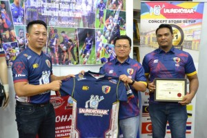 (Dari kiri) Mohd Fadzli menyerahkan jersi tajaan syarikat LaundryBar kepada Presiden Kelab Ragbi Rhinoz Warriors, Musli Mat Isa untuk mengharungi saingan kejohanan jemputan dan liga musim hadapan.