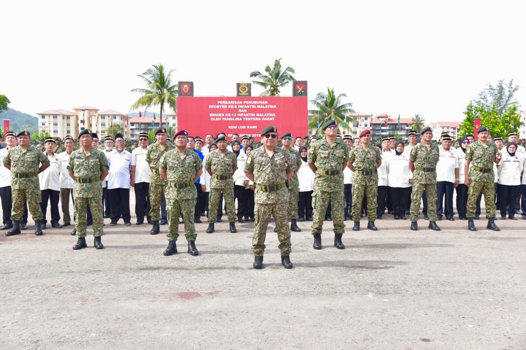 Ahmad Hasbullah (tengah) dan tetamu jemputan bergambar kenangan bersama kontinjen perbarisan dan anggota Persatuan Veteran Angkatan Tentera Malaysia Negeri Sabah. 