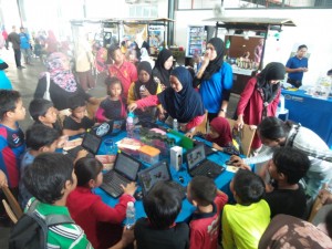 Aktiviti e-learning antara aktiviti yang dapat menarik banyak penyertaan dari kanak-kanak yang hadir ke UTC Kangar. 