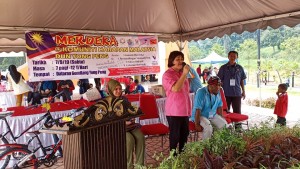 ADUN Yong Peng Chew Peck Choo menyampaikan ucapan perasmian Program Merdeka@Komuniti Harapan Malaysia.