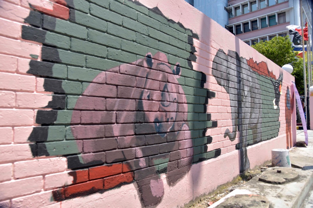 Mural pada tembok Wisma Dang Bandang yang disiapkan oleh pelukis daripada Persatuan Seni Visual Sabah. 