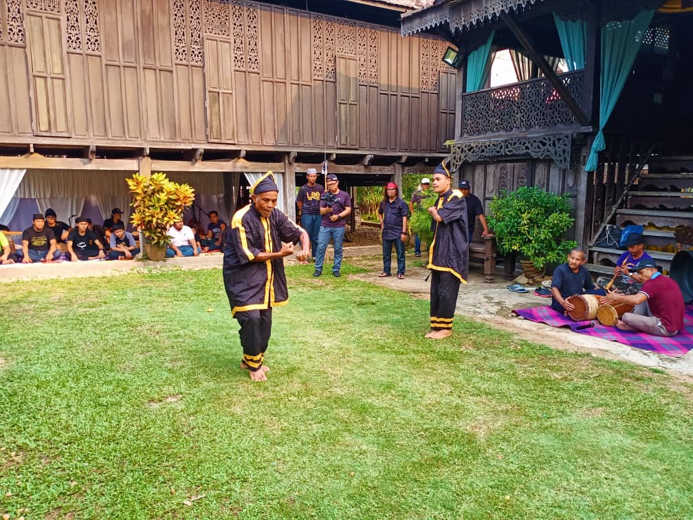 Kumpulan Dendang Anak (bawah rumah) mempamerkan keunikan persembahan tradisional Melayu dan seni silat kura-kura dipertontonkan kepada para peserta ekspedisi sebagai persembahan selamat datang.