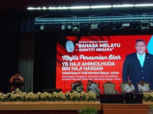 Pengerusi Jawatankuasa Pendidikan, Sumber Manusia, Sains dan Teknologi selaku wakil rasmi Menteri Besar Johor Aminolhuda Hassan ketika menyampaikan ucapan perasmian.